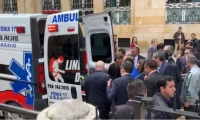 Jose Obdulio siendo sacado en ambulancia del senado