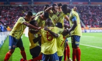 Los jugadores en la celebración del primer gol.