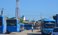 Algunos buses se encuentran parqueados. 