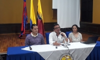 De izquierda a derecha: Alexander Giraldo, docente de la Universidad del Valle, Juan Carlos Yepes, docente de la Universidad de Caldas y la docente de la Universidad Pedagógica Nacional, Isabel Garzón. 