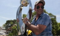 Alex Char, alcalde de Barranquilla con la copa.