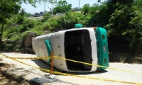 Bus se volcó en el sector de Las Terrazas de Barranquilla