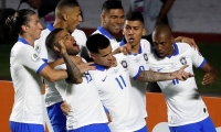 El jugador de Brasil Philippe Countinho (c) celebra con sus compañeros luego de anotar en el partido inaugural entre Brasil y Bolivia del Grupo A en la Copa América de Fútbol 2019, en el Estadio Morumbi de São Paulo.