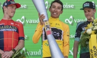 Egan Bernal celebra junto con Rohan Dennis (Australia) y Patrick Konrad (Austria), segundo y tercer lugar respectivamente.