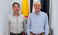 El director (e) del Archivo General de la Nación (AGN), Jorge Cachiotis, y el alcalde (e) de Santa Marta, Andrés Rugeles.
