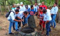 La comunidad en compañía de la comisión departamental realizaron un recorrido por el pueblo en el que se revisaron algunas casas donde estaba fallando el sistema.