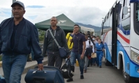 Cerca de las 2:00 p.m. los 59 deportados atravesaron el puente Simón Bolívar que conecta la ciudad de Cúcuta con la venezolana de San Antonio del Táchira.