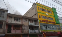 Bomberos tratan de controlar el incendio. 