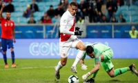 Paolo Guerrero antes de anotar el tercer gol del partido.