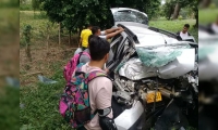 Totalmente destruido quedó el vehículo Duster tras el accidente.