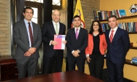 Minvivienda, la Alcaldía, el BID y la Essmar se reunieron para firmar el convenio en Bogotá.