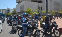 Un grupo de motociclistas protestó hoy en el centro de Santa Marta. 