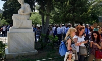 Los ciudadanos se reúnen en un área abierta después de un terremoto, en el centro de Atenas, Grecia.