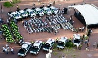En un evento liderado por la Gobernadora, la fuerza pública recibió camionetas, motos y dinero.