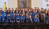 El presidente Iván Duque, con la Selección Colombia de patinaje.