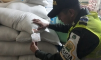 El arroz fue aprehendido durante operativos de control en el mercado público.