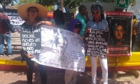 Con carteles los participantes en el plantón rechazaron el asesinato de líderes sociales. 