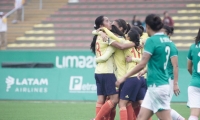 Jugadoras colombianas celebrando una de las anotaciones ante México.