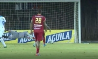 Sebastián Viera no logra controlar el disparo de Anthony Uribe.