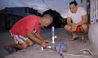 Aristides Herrera viviendo en carne propia los padecimientos del agua.