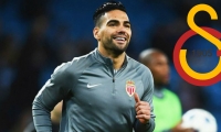 Falcao García y el escudo de su posible futuro equipo, el Galatasaray.