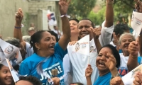 Jaime Cárdenas con simpatizantes en el barrio Los Fundadores.