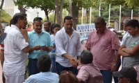 Aristides Herrera en su recorrido por el Centro, a pocos metros de la Alcaldía.