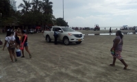 Vehículo estacionado en la playa de El Rodadero. 