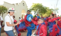 Desfile Folclórico en El Banco, con la participación de funcionarios de la Gobernación