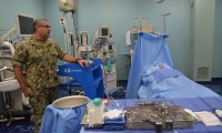 El comandante Gustavo Lores, director de servicios dentales, realizó el recorrido por el buque hospital.