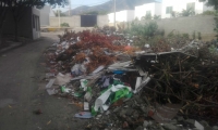 Material arrojado en la Avenida del Ferrocarril.