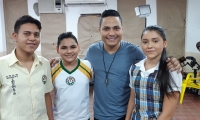 El cantante Dago Orozco en compañía de varios de los actores de su video 'Ahora Si'