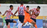 Junioristas cerrando la ofensiva de Envigado FC.