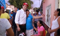 El candidato a la Gobernación realizó un 'puerta a puerta' en La Paz. 