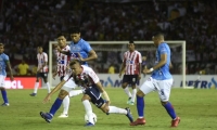 Marlon Piedrahita y Luis 'Cariaco' González neutralizando un ataque visitante al inicio del partido.