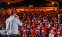 El Mello reunido con simpatizantes de su campaña.