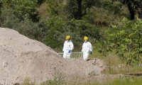 Peritos forenses en el lugar donde fue hallada la fosa.