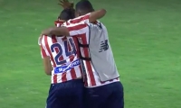 Víctor Cantillo celebra su gol con Luis Narváez.