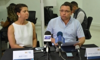 El alcalde de Santa Marta, Rafael Martínez, y la secretaria (e) de Hacienda, Ingrid Llanos. 