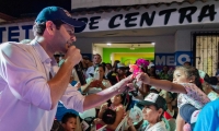 El Mello reunido con simpatizantes de su campaña.