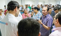 El Mello reunido con simpatizantes de su campaña.