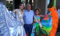 Reinas del Festival Nacional del Caimán y el Alcalde Ciénaga. 
