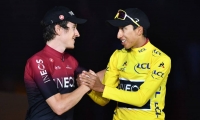 Geraint Thomas junto a Egan Bernal en el podio del Tour de Francia 2019 