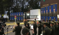 Homenaje a los cadetes fallecidos en el atentado contra la escuela.