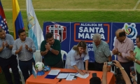 Momentos cuando la alcaldesa firmaba el convenio con el 'Ciclón'. 