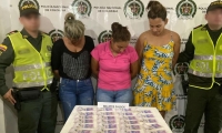 Mujeres capturadas con billetes falsos.