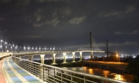 Así luce el puente Pumarejo (nuevo), con la mitad de la luminaria apagada.