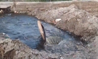 Así circulan las aguas negras en la Ebar de Zuca. El daño es gravísimo.