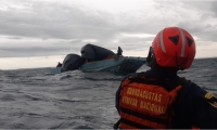 En medio de las condiciones meteomarinas adversas, las unidades llegaron oportunamente al lugar de la emergencia.