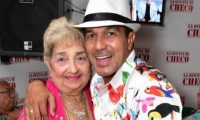 Checo Acosta y su madre Ruth Agudelo.